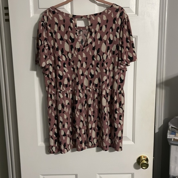 Excellent Condition Boutique Purchased Animal Print Tunic top mauve background - Picture 5 of 5